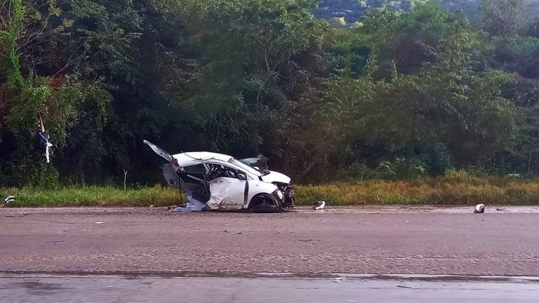 Accident on Autopista Nacional leaves two dead and four injured when car breaks in half